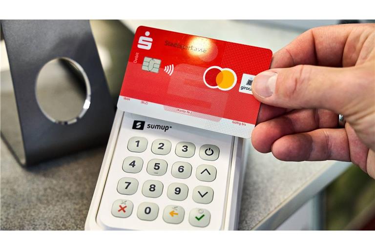 Die EC-Karte eines Gastes funktioniert nicht und er lässt seinen Führerschein als Pfand zurück. (Symbolbild)