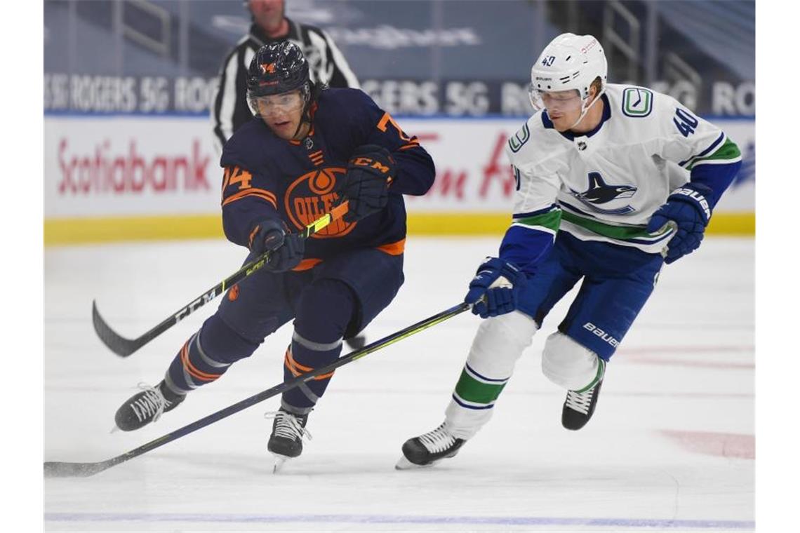 Die Edmonton Oilers mit Ethan Bear (l) verloren ihren NHL-Auftakt gegen die Vancouver Canucks. Foto: Dale Macmillan/The Canadian Press/AP/dpa