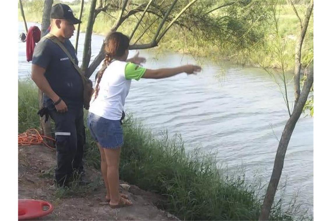 Tod im US-Grenzfluss: Ein Foto löst weltweit Bestürzung aus Die Ehefrau zeigt einem mexikanischen Beamten die Stelle, wo ihr Mann und ihre fast zweijährige Tochter beim Überqueren des Rio Grande verschwunden sind. Die Leichen der Ertrunkenen wurden rund 500 Meter entfernt entdeckt. Foto: Julia Le Duc/AP