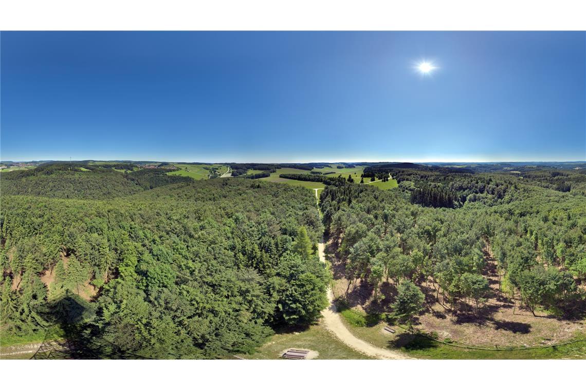 Die ehemalig militärischen Türme Hursch und Waldgreut auf dem Truppenübungsplatz hat der Schwäbische Albverein übernommen – von dort hat man wunderbare Ausblicke über die einzigartige Landschaft. Wer sich auf die leicht schaukelnden Türme nicht traut, hat im Hügel Gänsewag eine gemütliche Alternative.