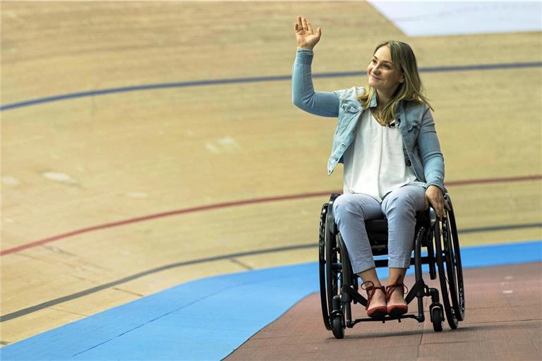Die ehemalige Bahnradsportlerin Kristina Vogel wird von Seniorenvertreterin Irene Baum bewundert. Die zweifache Olympiasiegerin sitzt nach einem schweren Trainingsunfall im Rollstuhl. Seit 2019 ist sie als Stadträtin in Erfurt aktiv. Foto: Imago Images/Annegret Hilse