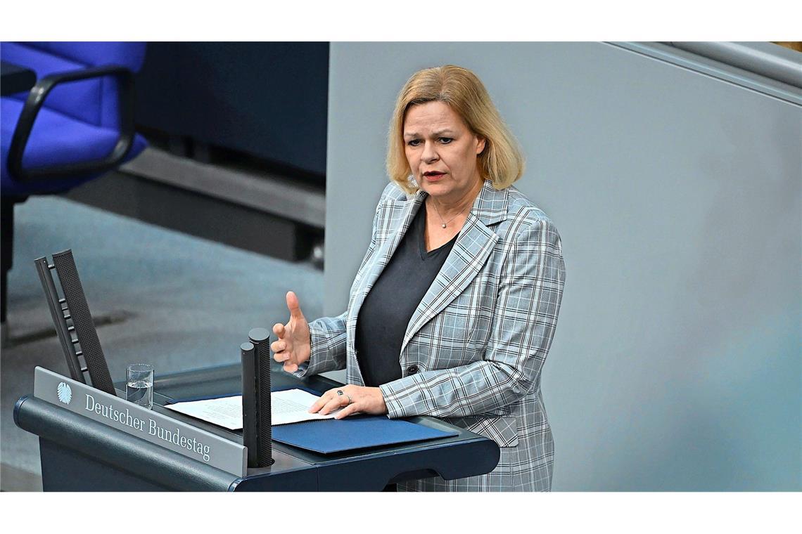 Das machen die Politiker der Ampel-Regierung heute Die ehemalige Innenministerin <b>Nancy Faeser</b> ist der Politik treu geblieben. Sie sitzt weiterhin als SPD-Abgeordnete für den Wahlkreis Main-Taunus im Bundestag. Ihr Abgeordnetenbüro hat sie nach Hofheim am Taunus verlegt, sie lebt jedoch mit ihrer Familie im benachbarten Schwalbach am Taunus. Darüber hinaus ist sie in mehreren Bundestagsausschüssen aktiv, unter anderem im Ausschuss für Digitalisierung und Staatsmodernisierung.
