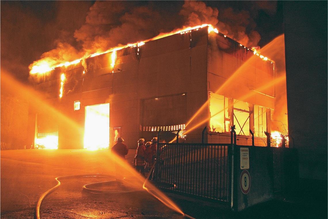 Die ehemalige Kaelble-Lagerhalle in Flammen.