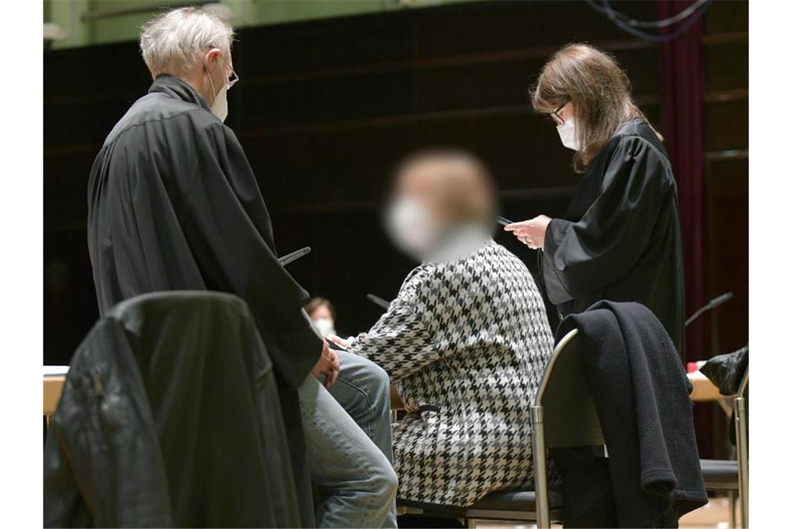 Prozess zu Bremer Flüchtlingsamt steuert auf rasches Ende zu Die ehemalige Leiterin (M) der Bremer Außenstelle des Bundesamtes für Migration und Flüchtlinge (BAMF) unterhält sich mit ihrem Anwalt Johannes Eisenberg im improvisierten Gerichtssaal in Bremens Konzerthaus "Die Glocke". Foto: Michael Bahlo/dpa