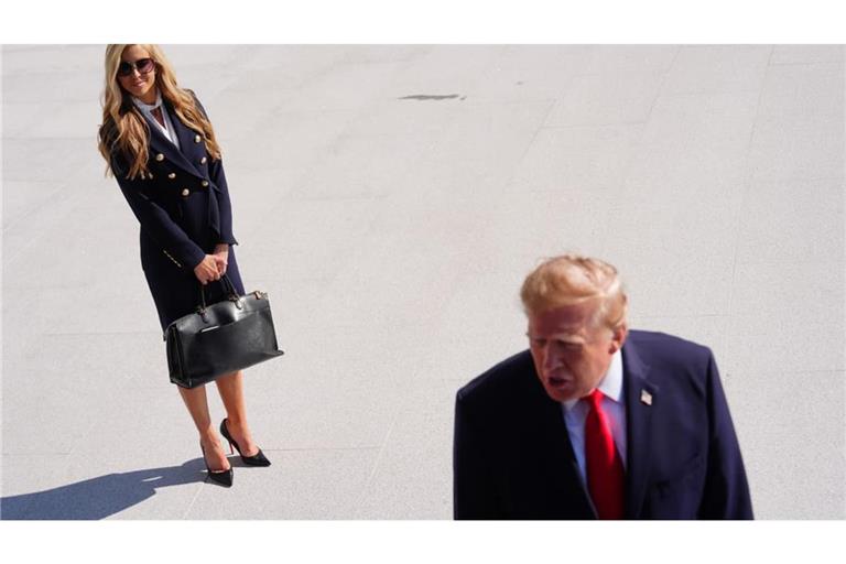 Die ehemalige Pressesprecherin des Weißen Hauses, Katie&nbsp; Zacharia&nbsp; und US-Präsident Donald Trump
