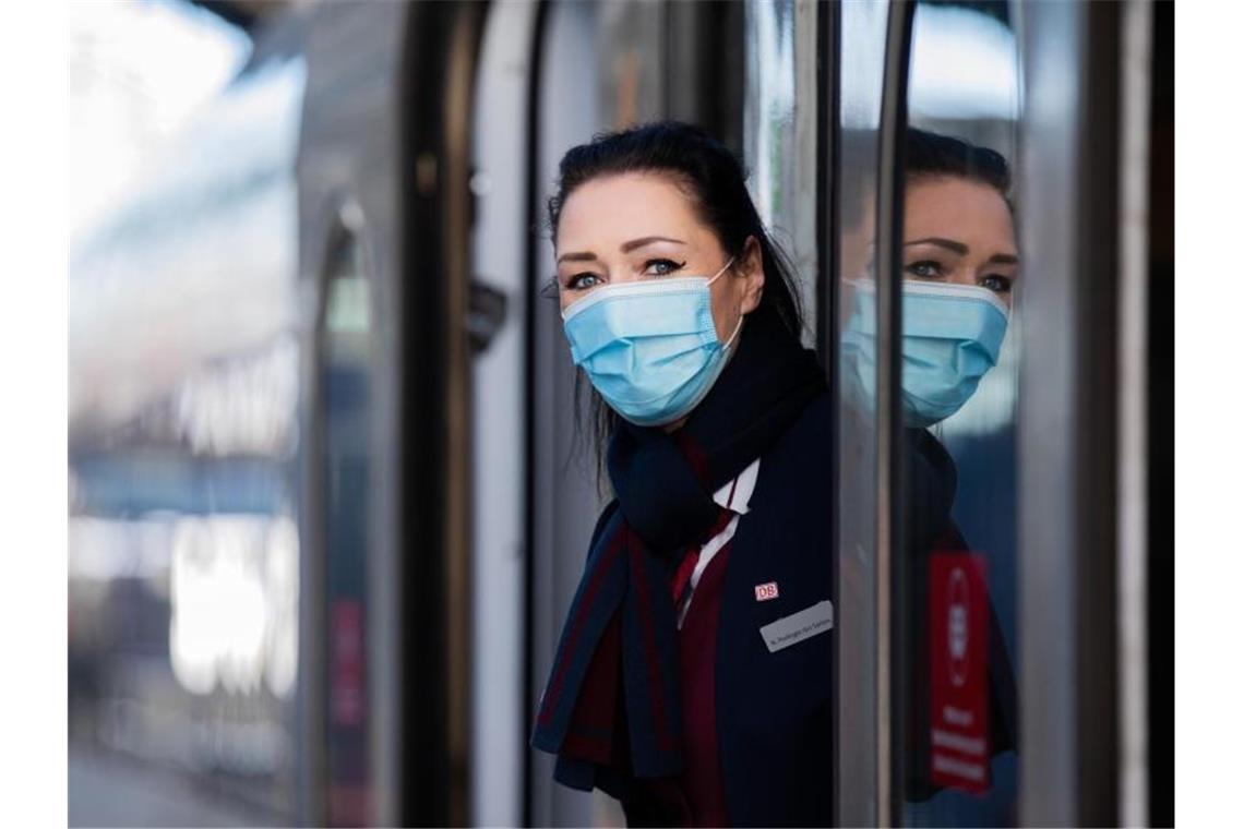 Fliegendes Personal bei Bahn willkommen Die ehemalige Stewardess der Lufthansa-Tochter Germanwings, Nadine Perlinger dos Santos, ist jetzt Zugbegleiterin der Deutschen Bahn. Foto: Rolf Vennenbernd/dpa