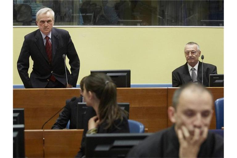 Die ehemaligen Chefs des serbischen Sicherheitsdienstes, Jovica Stanišic (l) und Franko Simatovic (r), sitzen auf der Anklagebank. Foto: Martijn Beekman Pool/ANP POOL/dpa/Archivbild