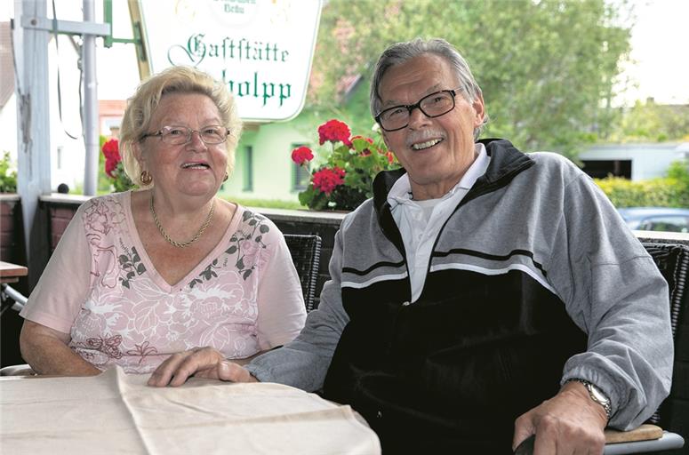Die ehemaligen Scholpp-Betreiber Ursel und Ernst Kress sind zufrieden. Ihr Sohn Jochen kocht einmal pro Woche für treue Kunden. Foto: A. Becher