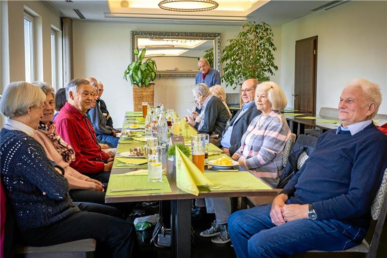 Die ehemaligen Schülerinnen und Schüler der Althütter Grundschule kommen noch regelmäßig zu Klassentreffen zusammen. Foto: Alexander Becher