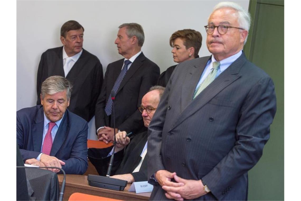 Die ehemaligen Vorstandsvorsitzenden der Deutschen Bank bei einem Gerichtstermin im September 2015: Josef Ackermann (l, sitzend), Jürgen Fitschen (hinten, M) und Rolf Breuer (r). Foto: Matthias Balk/dpa