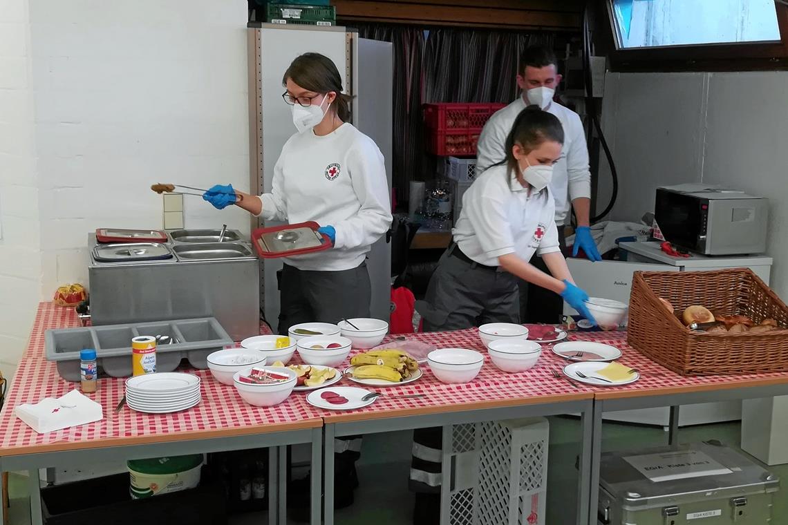 DRK versorgt Flüchtlinge im Ankunftszentrum Die Ehrenamtlichen sorgen für ein Abendbrot. Foto: DRK Rems-Murr