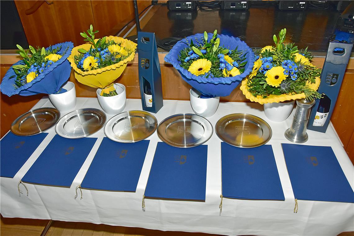 Die Ehrenteller und die Backnanger Kanne stehen für die zu Ehrenden bereit.