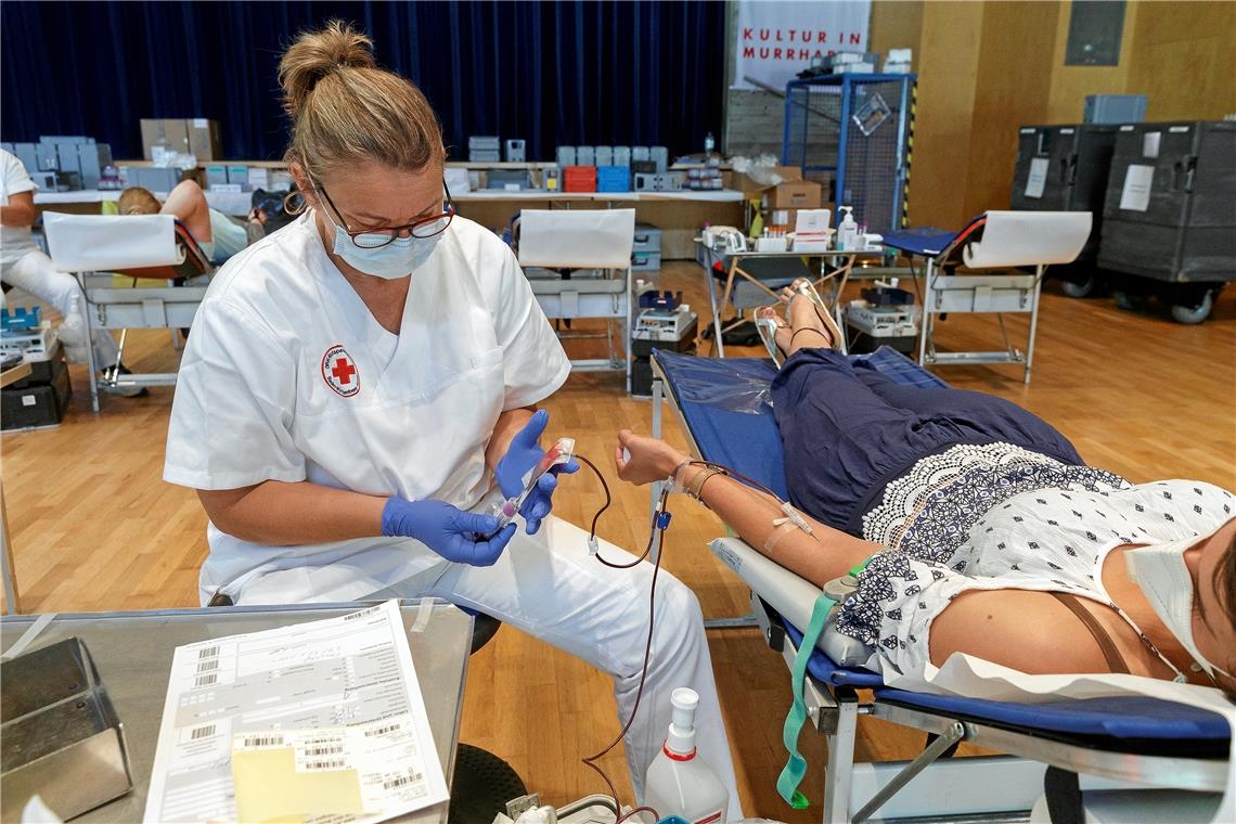 Die eigentliche Blutspende geht vergleichsweise schnell. Damit der Lebenssaft besser in den Beutel fließt, hilft die Spenderin, indem sie immer wieder eine Mullbinde mit der Hand zusammendrückt. Fotos: J. Fiedler