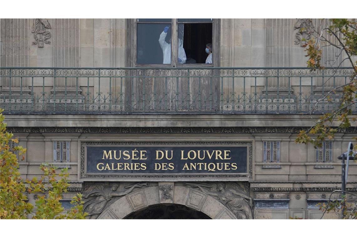 Louvre-Einbrecher stehlen Beute von "historischem Wert" Die Einbrecher drangen über ein Fenster im ersten Stock in das Museum ein.