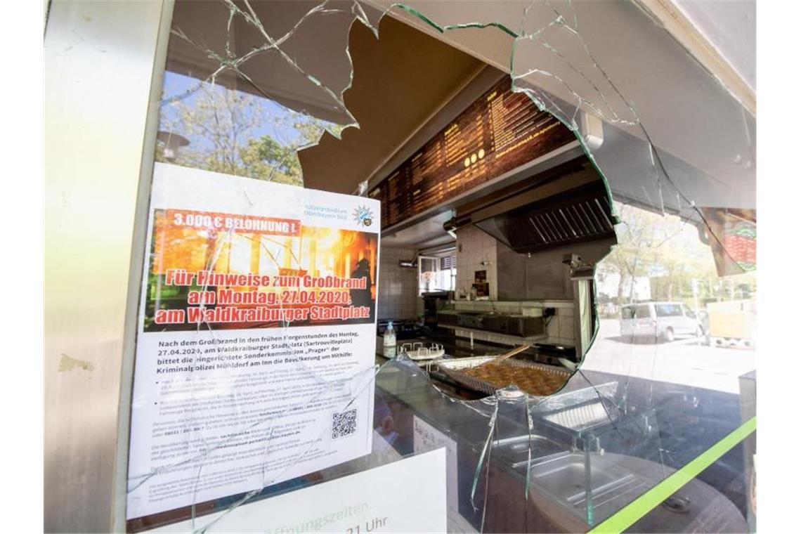 Die eingeschlagene Fensterscheibe eines Döner-Imbiss in Waldkraiburg. Foto: Matthias Balk/dpa