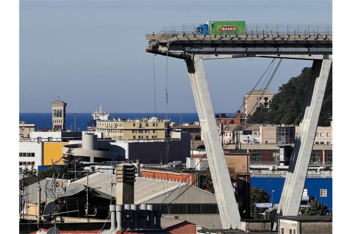 Einsturz der Morandi-Brücke 2018 - Anklage erhoben Die eingestürzte Autobahnbrücke „Ponte Morandi“ in Genua. Foto: Antonio Calanni/AP/dpa