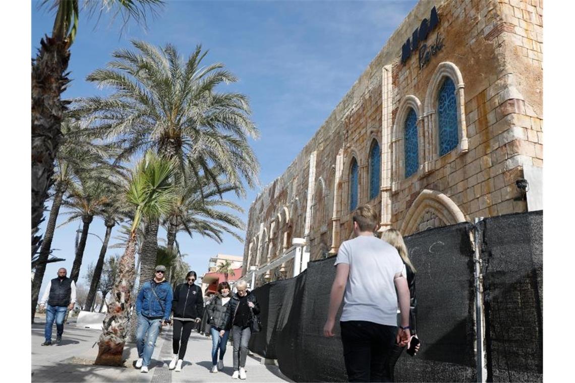 „Richtig Bock“ - Mallorca hofft auf Rekord-Saison Die eingezäunte Diskothek "Megapark" auf Mallorca. Die Vorbereitungen in der deutschen Urlauberhochburg laufen auf Hochtouren. Foto: Clara Margais/dpa