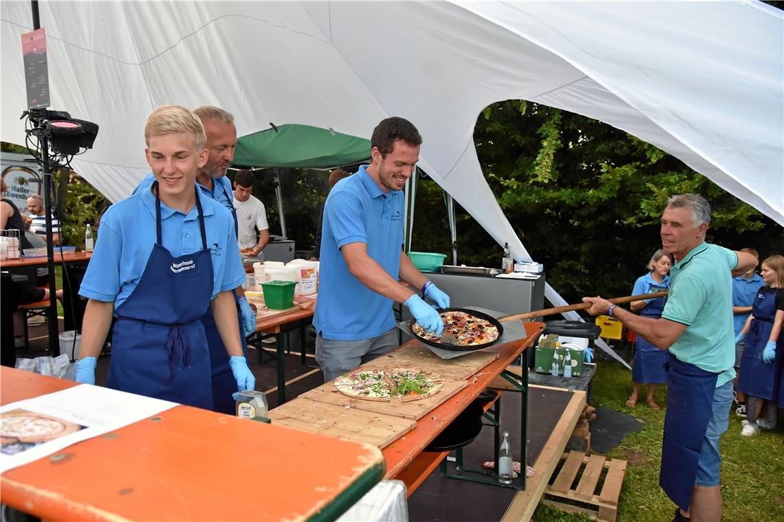 Die Einnahmen vom Catering (hier z.B. leckeren Flammkuchen) werden an die Flutop...