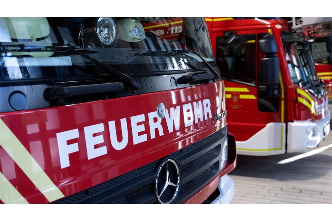 Die Einsatzkräfte betreten den Raum im Klinikkeller in Konstanz mit speziellen Schutzanzügen. (Symbolbild)
