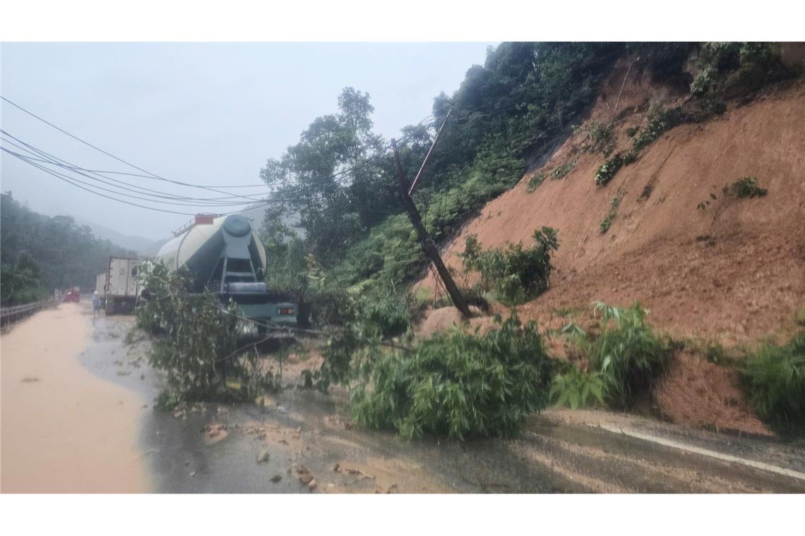 Die Einsatzkräfte brauchten wegen schwerer Erdrutsche lange, um die Unglücksstelle zu erreichen.