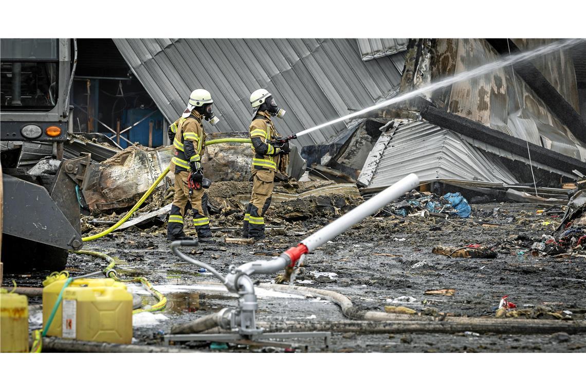 Die Einsatzkräfte der Feuerwehr sind mit Atemschutzmasken im Einsatz.