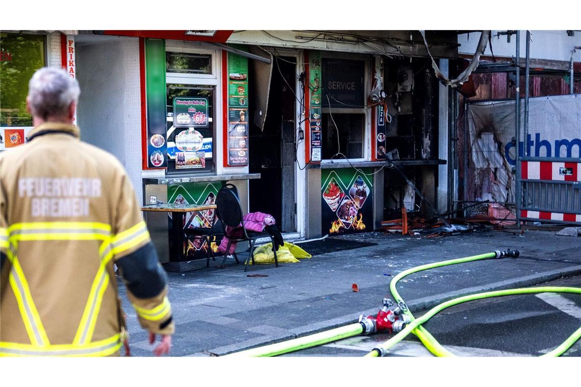 Vier Verletzte bei Brand in einem Bremer Dönerladen Die Einsatzkräfte mussten ein Mädchen reanimieren.