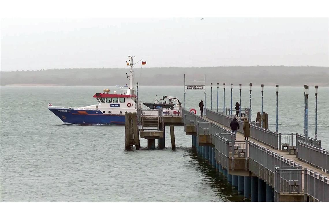 Boote suchen nach abgetauchtem Buckelwal