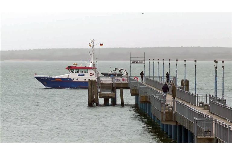 Die Einsatzkräfte suchen den Wal seit dem Morgen wieder von Wasser aus.