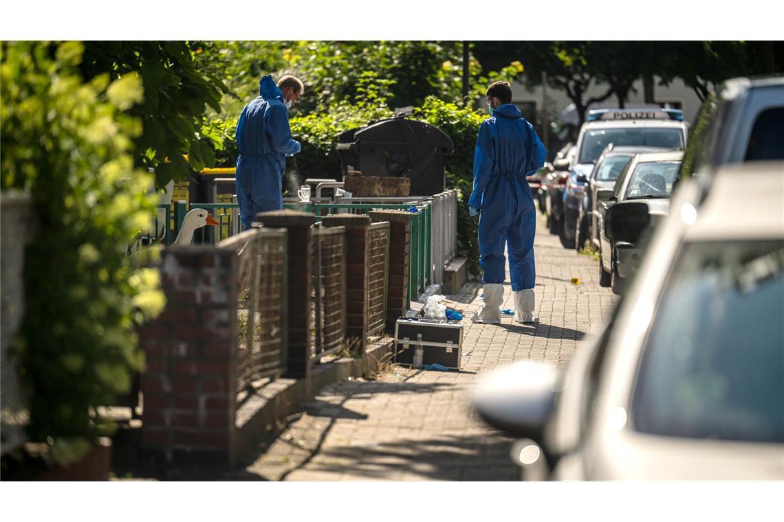 Die Einsatzkräfte untersuchen den Tatort nach Spuren der Auseinandersetzung.