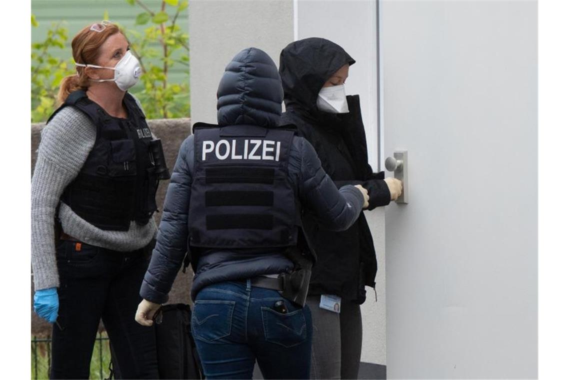 Betätigungsverbot für Hisbollah in Deutschland Die Einsatzkräfte verschaffen sich Zugang in einem Nebengebäude des Hauses, in dem die Gemeinschaft Libanesischer Emigranten ihren Sitz hat. Foto: Bernd Thissen/dpa