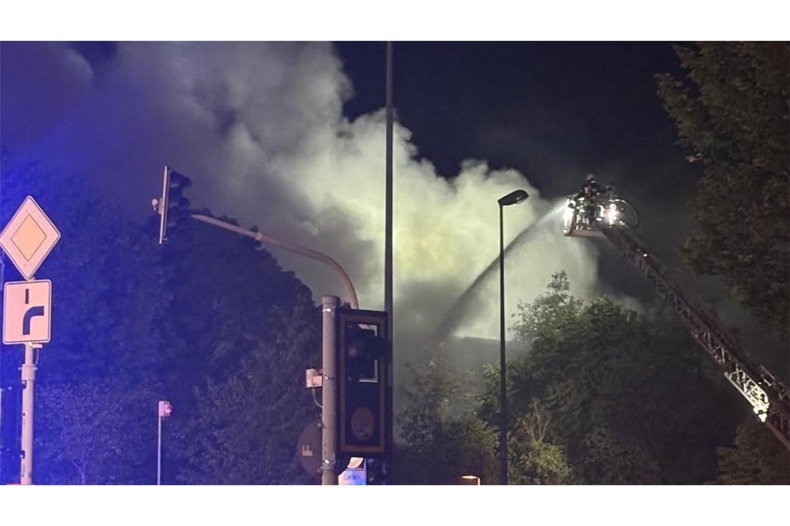 Die Einsatzkräfte versuchen, den Brand zu löschen.