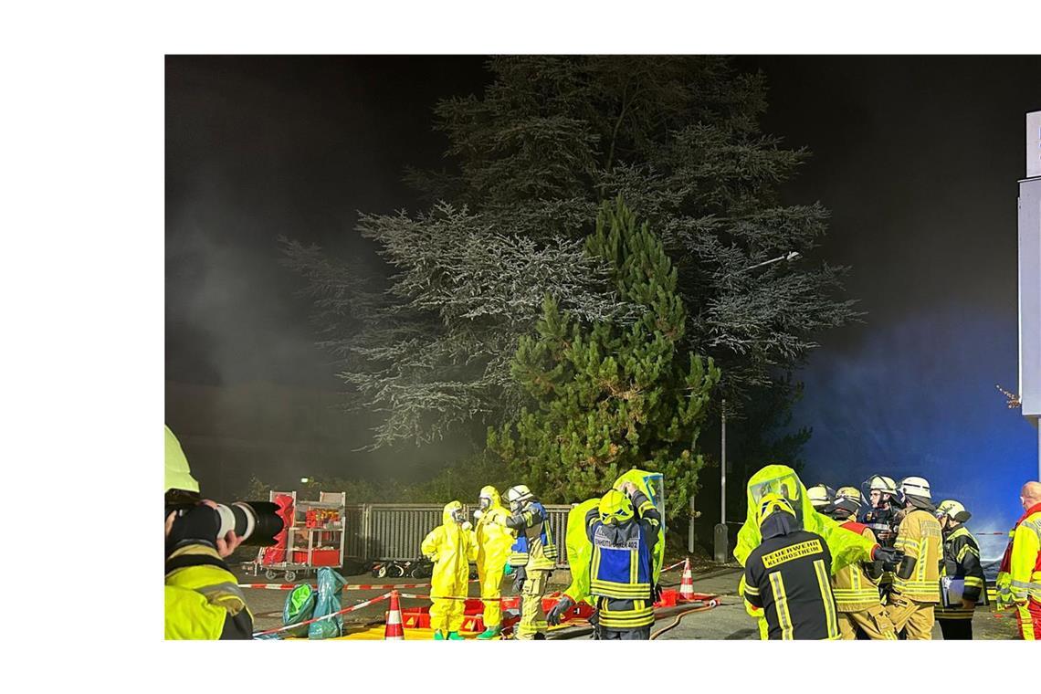 Die Einsatzkräfte versuchen, den Gasaustritt einzudämmen. Was genau vorgefallen ist, ist noch unklar.