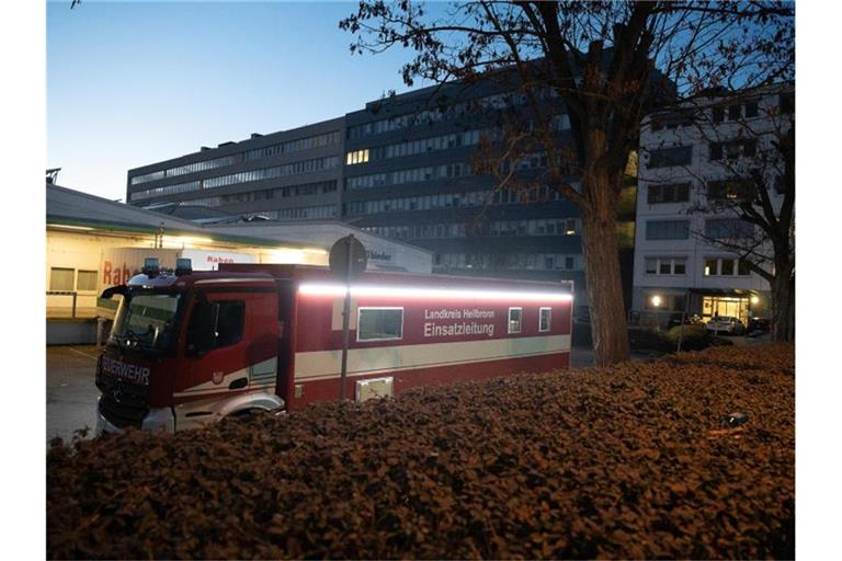 Die Einsatzleitung der Feuerwehr Heilbronn vor dem Lidl-Verwaltungsgebäude. Foto: Sebastian Gollnow/dpa