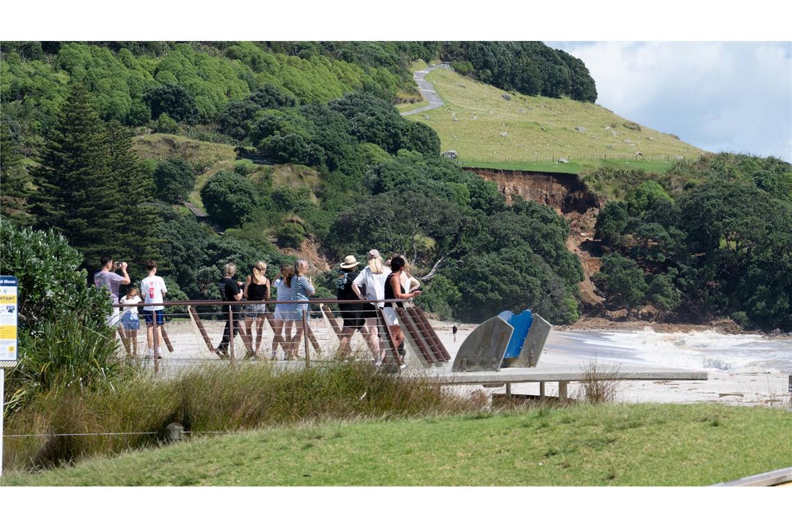 Die Einsatzteams suchen weiter unermüdlich nach Überlebenden.