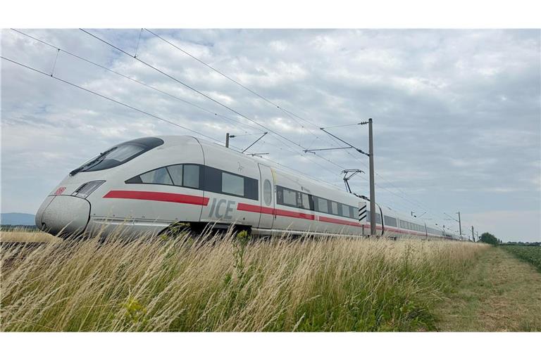 Die Einschränkungen im Nah- und Fernverkehr werden bis ins Wochenende andauern (Symbolbild).