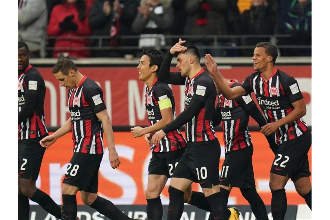 Die Eintracht-Profis feiern den Kantersieg gegen den FC Augsburg. Foto: Thomas Frey/dpa