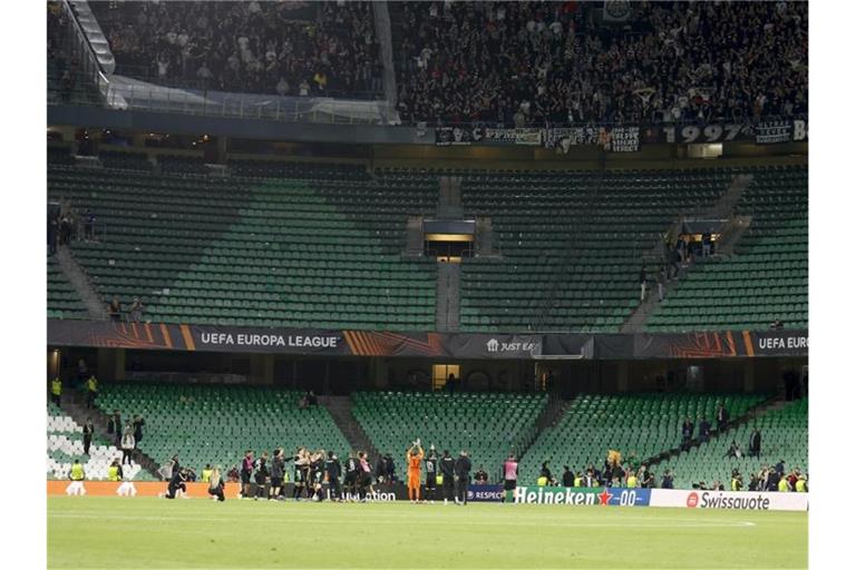 Die Eintracht-Spieler bedanken sich nach dem Sieg in Sevilla bei den mitgereisten Fans. Foto: Daniel Gonzalez Acuna/dpa