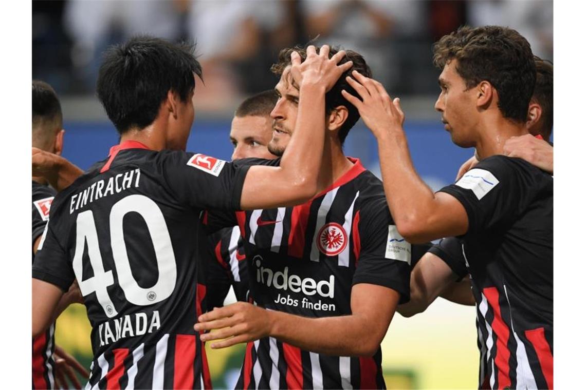 Paciência gefeierter Mann bei Frankfurts Europa-Party Die Eintracht-Spieler feiern das Weiterkommen gegen Tallinn. Foto: Arne Dedert