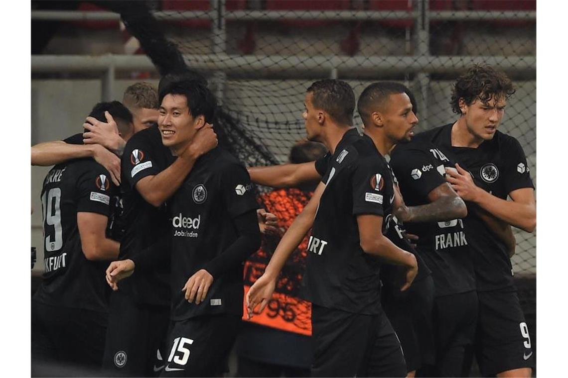 Eintracht Frankfurt überwintert in der Europa League Die Eintracht-Spieler feiern den Sieg in Piräus. Foto: Angelos Tzortzinis/dpa