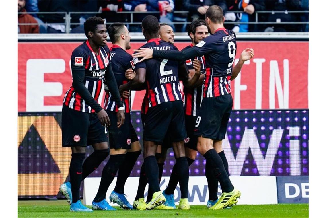 Die Eintracht-Spieler feierten einen klaren Sieg gegen die Bayern. Foto: Uwe Anspach/dpa