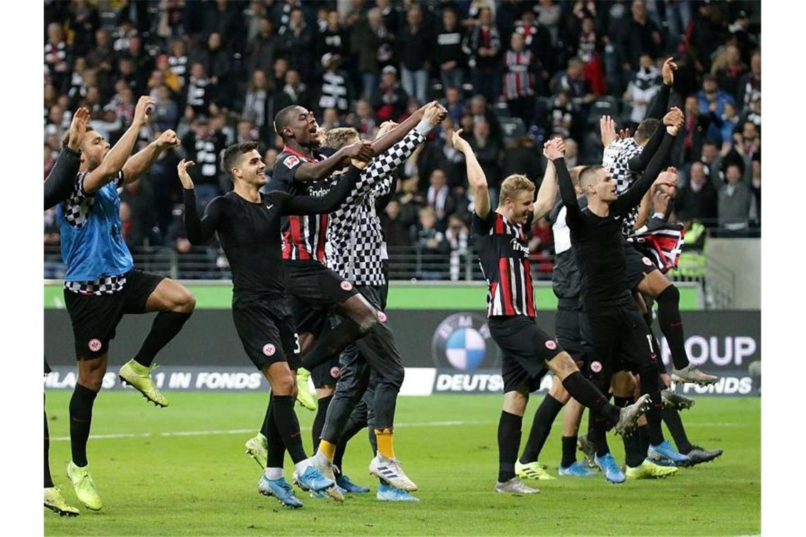 Bundesliga-Trio in Europa League gefordert Die Eintracht-Spieler hoffen auch ohne Fans in Lüttich jubeln zu können. Foto: Hasan Bratic/dpa