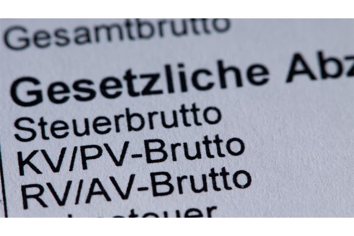 Die Einträge zur Krankenversicherung sind auf einer Gehaltsabrechnung zu sehen (Symbolbild).