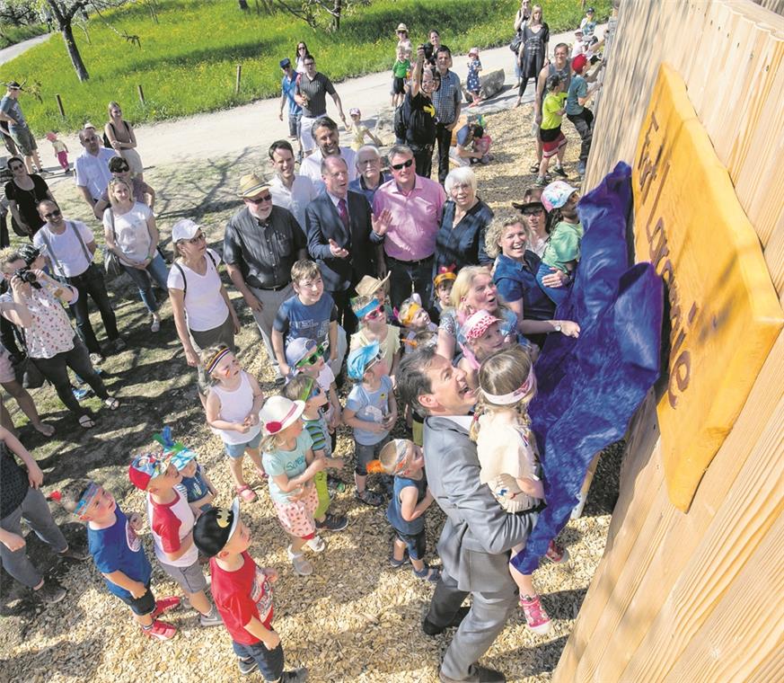 Die Einweihung der sanierten und teilweise erneuerten Spiel- und Erlebniswelt auf dem Zwiebelberg Mitte April dieses Jahres verlief harmonisch. Die Mehrkosten waren kaum ein Thema. Foto: A. Becher