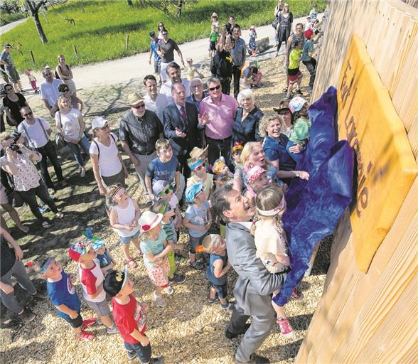 Die Einweihung der sanierten und teilweise erneuerten Spiel- und Erlebniswelt auf dem Zwiebelberg Mitte April dieses Jahres verlief harmonisch. Die Mehrkosten waren kaum ein Thema. Foto: A. Becher