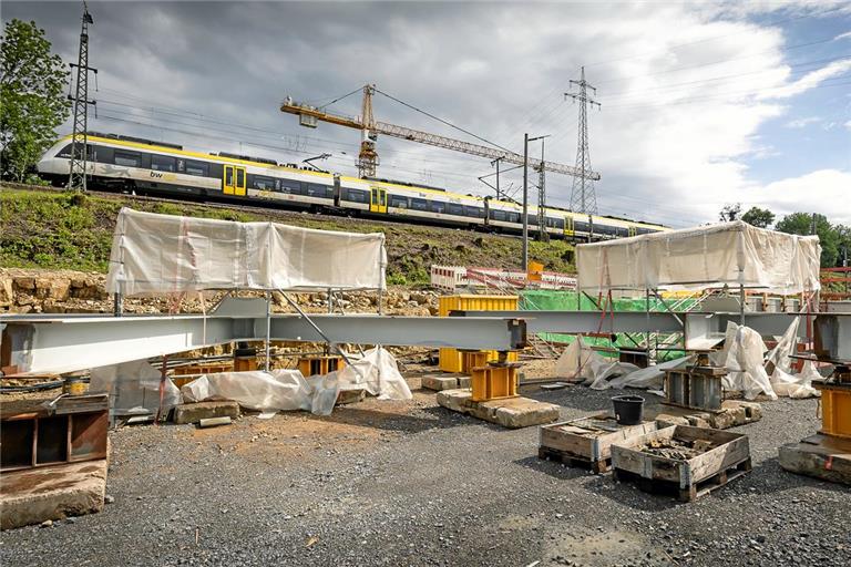 Die einzelnen Bauteile sind auf der Montagefläche zu Baugruppen zusammengeschweißt worden. Fotos: Alexander Becher