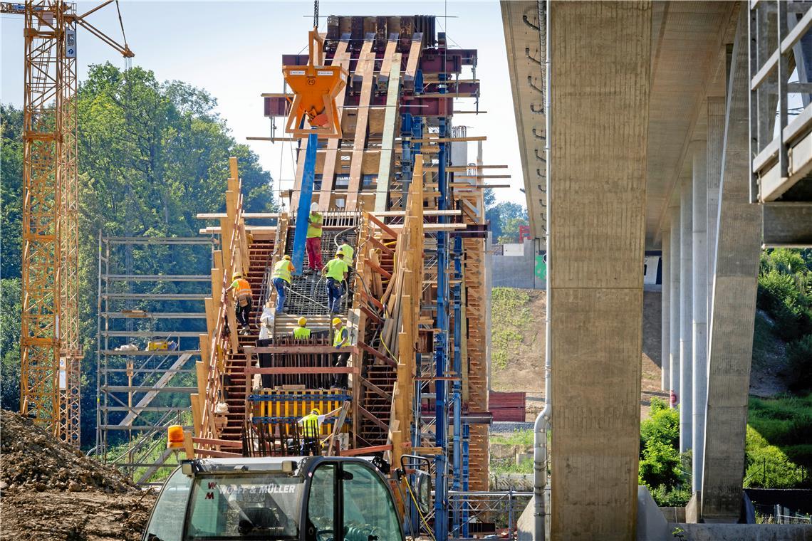 Das Backnanger Viadukt wächst Stück für Stück Die einzelnen Segmente der Brückenbögen müssen aufwendig eingeschalt, bewehrt und betoniert werden.