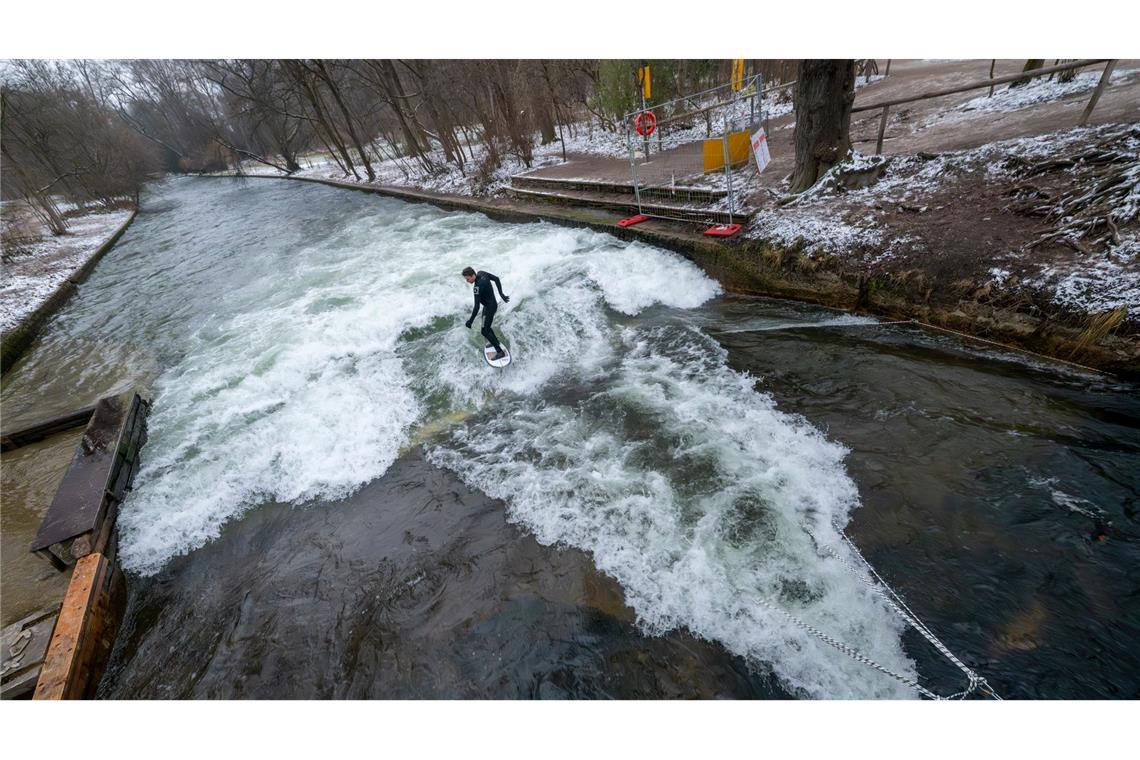 Eisbach-Surfer brechen Versuch zur Wellenrettung ab