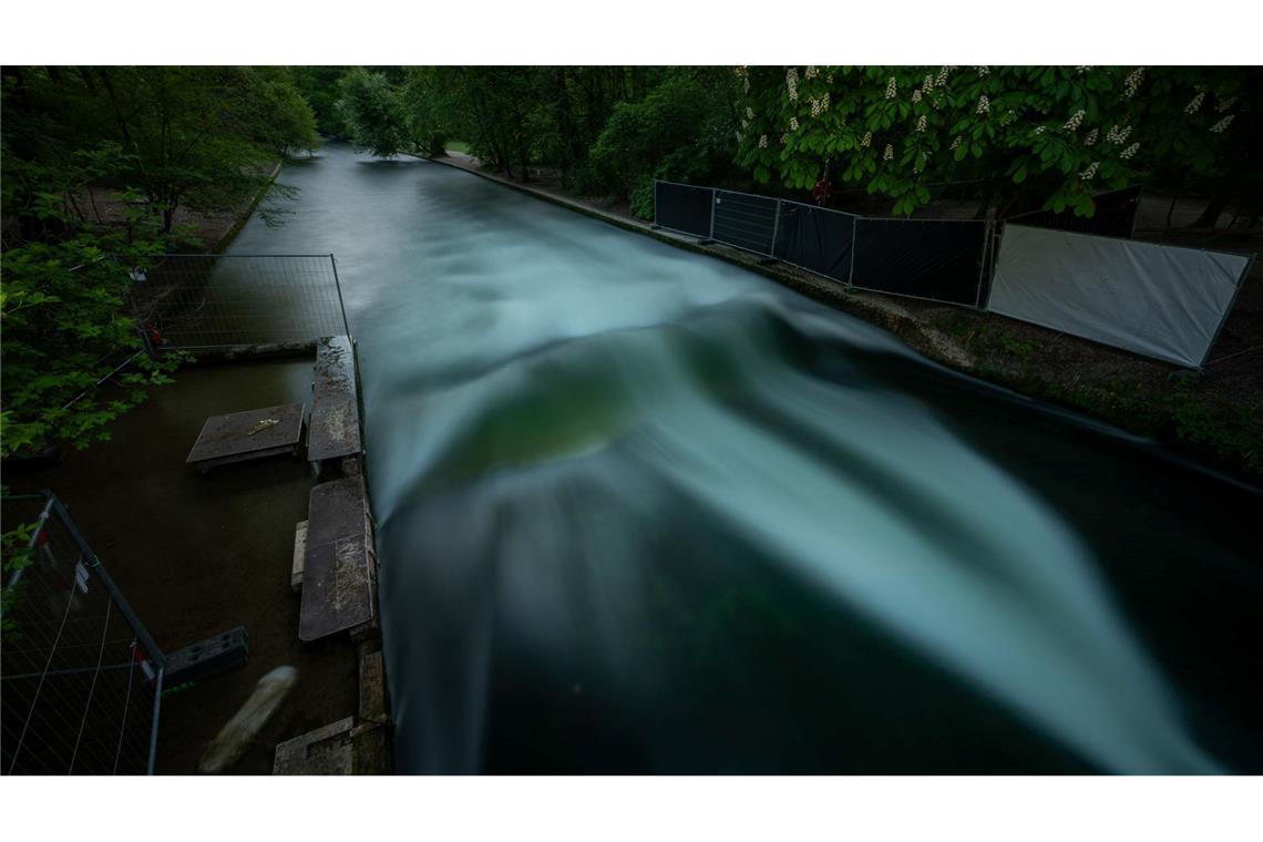 Bilder des Tages Die Eisbachwelle in München am frühen Morgen, nachdem dort eine Surferin verunglückt ist.