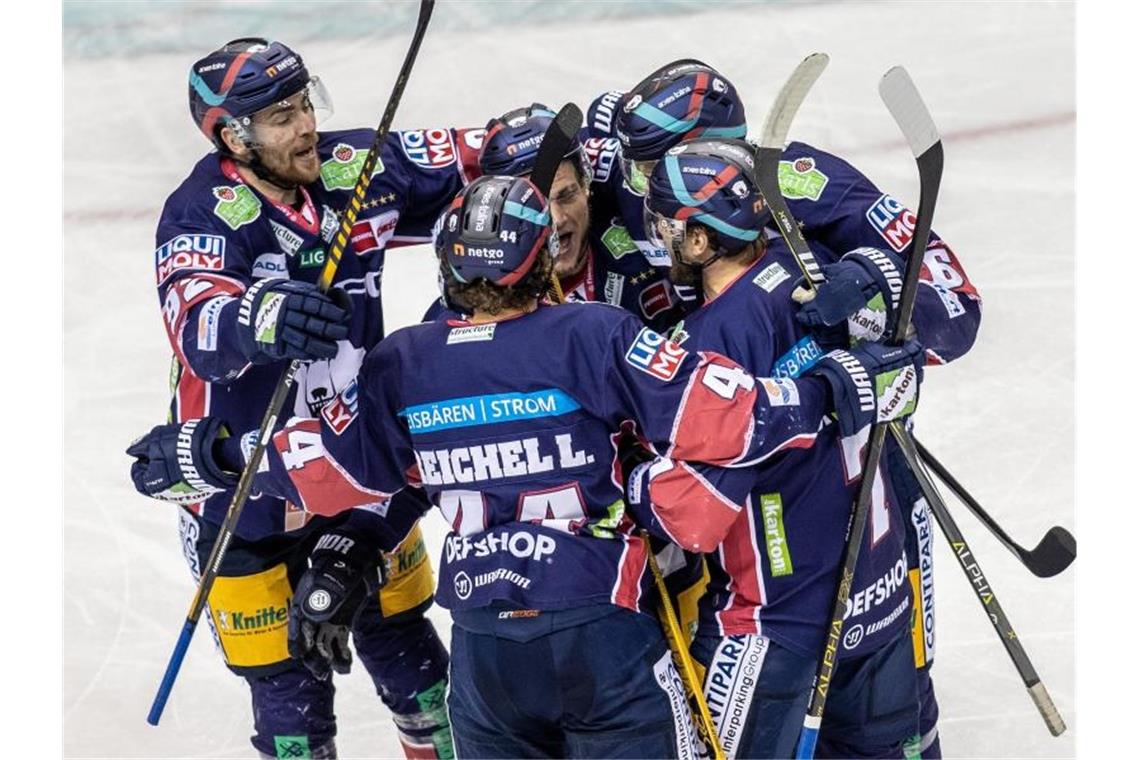 Die Eisbären bejubeln das Tor zum 2:1. Foto: Andreas Gora/dpa