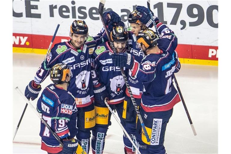 Die Eisbären feiern den dritten Heimerfolg. Foto: Andreas Gora/dpa/Archivbild